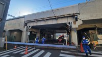 【速報】京成・千住大橋駅の高架で柱が道路に落下　けが人なし　金具が緩んでいた可能性も　警視庁