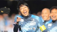 川崎一筋18年の中村憲剛、引退試合で惜別の3ゴール ！ 元日本代表のレジェンドが集結