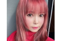 【中川翔子】　ピンクの髪色に変身　「年末年始限定なピンクヘア」