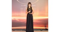 【工藤静香】　「ルイ・ヴィトン」のブラックドレスで笑顔　「Weiboより　年間表現力アーティストアワードをいただきました」