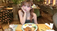 【辻希美・長女】希空　「コナズ珈琲だーいすき！！」至福のカフェタイム、デニムとこだわりネイルで彩るオフショットを公開