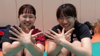 バレー女子日本代表得点時のポーズの真相　応援団長・岩澤実育＆副団長・中川つかさ「ベンチと一緒にポージングして」【ネーションズリーグ】