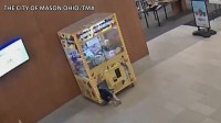 男の子、クレーンゲームに閉じ込められる　米オハイオ