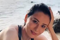 【 鈴木砂羽 】　「アラフィフのガチ」　宮古島でビーチを堪能　「綺麗な海と白い砂浜、　夕陽とオリオンビール、サイコーです」