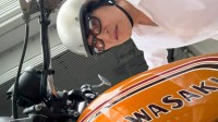【 千原ジュニア 】「すこぶるご機嫌」カワサキ750ccの愛車バイク “マッハ” に跨がってご満悦　フォロワー共感「細身のタンクが良き」