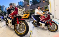 【 レイザーラモンRG 】 「ヨネダ2000が『あ…あのバイクはRGさんのですか…ッ？カッコいい…！』とホメてくれたので乗せてみました！」　愛車に跨がるショットを公開
