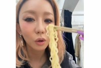 【 倖田來未 】 「撮影の合間の私」　ラーメン堪能　もぐもぐショットにファン反響　「釣られてラーメンが食べたくなってきた⋯」「めっちゃ美味しそう」