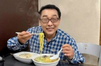 【 さだまさし 】　札幌訪問時の行きつけラーメン店　「塩ラーメンとチャーハン」　メガネ曇らせてもご満悦