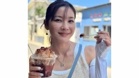 【 瀬戸朝香 】 「めーーーーっちゃくちゃ美味しかった！」　久米島の絶品「かき氷」堪能　爽やか夏コーデも披露