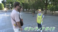 「被爆者の思い語り継ぐ」小学6年生が外国人に英語でガイド続ける　メッセージで埋まるビブスは2着目に　広島・平和公園