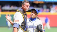 イチロー 新旧背番号“51”でサプライズ始球式 本拠地ファンが大歓声、会見では大谷にエール「日本人の心を忘れないで引っ張っていって」