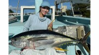 【 片原恵麻 】　キハダマグロと笑顔　「大好きな子に会ってきたー」　宮古島で釣りを満喫