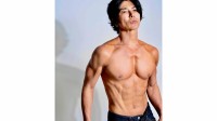 【 武田真治 】　52歳とは思えない肉体美　雑誌の特集で「無加工無修正」の鍛え上げられた上半身を披露