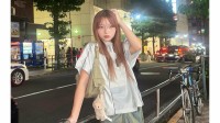 【辻希美・長女】希空「ラブブかわいー！！」夜の街フォトシリーズ公開　古びた壁前でのHONDAのバッグとぬいぐるみの組み合わせが印象的