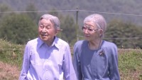 上皇ご夫妻　長野・軽井沢のキャベツ畑を手をつなぎながら散策