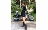 【 笠井海夏子 】 「バイクウェア暑いから降りたらこのさらっとしたTシャツに短パンが楽ちん！！」　ＳＮＳに綴る　「この格好で運転したら足火傷すっぞ！」