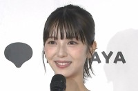 【 浜辺美波 】　5年間で美意識アップデート　「飛行機の中でたくさんパックしました」　すっぴん表紙の写真集「25」発売