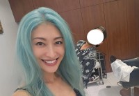【 山田優 】　髪をライトブルーに　「もう一回ぐらいlight blueいれちゃおうかな、、、♡♡♡」　最新ショットにファン反響　「人魚みたいで素敵」