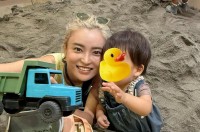 【 小島瑠璃子 】 「新しい室内遊び場が出来たとの情報をキャッチ　さっそく子どもと一緒に行ってきました」「スペース内に入るなり歓声をあげて大喜び♥」