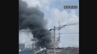 【速報】埼玉・所沢市の光学機器メーカー工場で火災　隣接する住宅にも延焼し周辺住民が避難　従業員の50代男性と70代の男性けが　消火活動続く