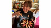【 川﨑麻世 】　友人送別会で握った寿司に「ん〜美味い！」の歓声　豊洲市場の魚で職人級の腕前披露