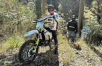 【 大鶴義丹 】 「芝居に入る前に少しだけバイクに乗りました」　オフロードバイクで森林浴