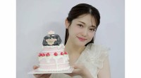 【松村沙友理】誕生日を報告「13歳です」とユーモア投稿　白いフリルドレス姿で「巨大プレゼント」に子どものような笑顔