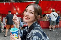 【 内田理央 】 「プライベートでは人生初浴衣！」　モダン浴衣で夏祭りを満喫