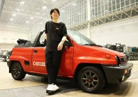 【 福山雅治 】　愛車と２ショット　『つい最近、ドームLIVEのリハ中に本人が購入した“赤いオープンカー”CTIYカブリオレ』
