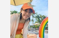 【 若槻千夏 】　家族とグアム旅行で「夏休み最後」の思い出づくり　虹の浮き輪とカラフルコーデ
