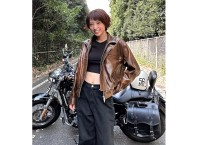 【 笠井海夏子 】　29歳の誕生日　愛車「ハーレーダビッドソン」と笑顔　「もういい大人ということで、かっこいい革ジャンを着てみました！」