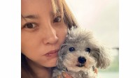 【 瀬戸朝香 】　愛犬サニー＆チョコと「幸せそうな表情」の写真公開 カラフルなブレスレット姿で青空の下での特別なひととき