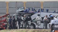 メキシコで2階建てバスと貨物列車が衝突　少なくとも10人死亡