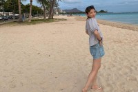 【 加藤あい 】　海辺で振り向きスマイル　ファン「来たーーーっ」　ハワイの夏休みリラックス満喫ショット投稿