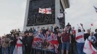 イギリス・ロンドン中心部で「反移民・反ムスリム」の大規模集会　極右活動家が呼びかけ11万人以上参加　銃撃で死亡したアメリカの保守系活動家カーク氏の写真も