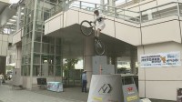 自転車競技・有薗啓剛選手が子どもらに自転車の交通ルール遵守呼びかけ　警視庁八王子署