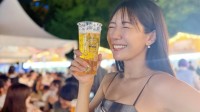 【 穂川果音 】 “ビールとポテト最高” 　オクトーバーフェストで頬張って満面の笑み　 “限定ビールを楽しみにしているよ～”