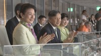 天皇皇后両陛下と愛子さま　ご一家で「世界陸上」へ　双眼鏡を使って熱心に観戦　ライトグリーンのリンクコーデも