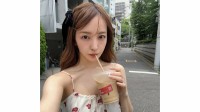 【 板野友美 】 「夏終わっちゃったの？」　唇柄キャミソールのワンピースで　夏の思い出投稿