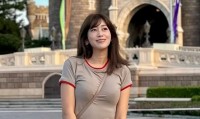 【 中川安奈 】　ディズニー満喫スタイル「待ち時間はみんなでしりとり」　シンデレラ城を背景に笑顔の写真公開