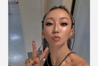 【 倖田來未 】　「私含め　ギャルの皆さんの聖地！！」　デビュー25周年記念展示会でのオフショットを公開