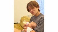 【 杉浦太陽 】　第5子の夢空ちゃんにミルク　「京都帰りで、夢ちゃん」　温かなひとときを公開