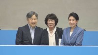 天皇皇后両陛下　滋賀県訪問　説明役の話に熱心に耳を傾けバドミントン観戦　国民スポーツ大会　午後は盲学校見学も