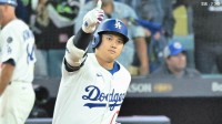 ド軍、5本のアーチ攻勢で2桁得点の快勝発進！大谷翔平がPO初の1試合2発　スネルは7回2失点の快投