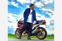 【 レイザーラモンRG 】 「『一枚羽織るのがちょうどいい季節』がやってきた❤」　愛車のバイクと２ショット