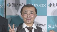【キンタロー。】サラリーマン扮し新ネタ披露　2児の母としての顔もチラリ すすめたいのは「変顔育児」