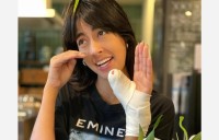 【 森泉 】 「すべって親指さしちゃって」「腱が切れてて手術することに」　包帯姿にファン反響　「痛々しぃ　早く良くなりますように」