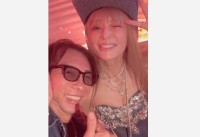 【 浜崎あゆみ 】 「マサから誕プレもらったけど、こわくて着けれまへーん！笑」　誕生日パーティーで笑顔