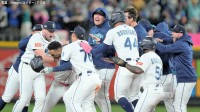 マリナーズ延長15回でサヨナラ勝ち、24年ぶりリーグ優勝決定S進出！イチローデビュー年以来の地区S突破、5時間の死闘制し本拠地フィーバー