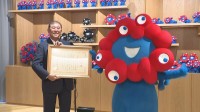 石破総理がミャクミャクに感謝状を贈る「世界的な盛り上げに多大な貢献をされました」